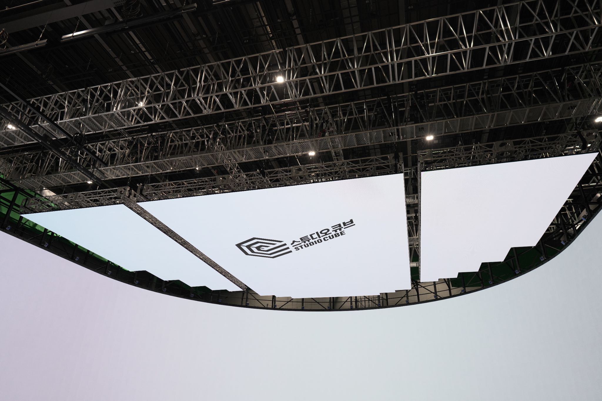 Studio V Ceiling LED와 메인 LED Wall